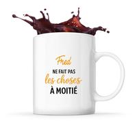 Otshirt Tasse Jean-jacques ne fait pas les choses a moitie - Mug avec Anse Coeur - Idée Cadeau Prénom Personnalisable Humour Anniversaire Fête Retraite Drôle Original Collègue
