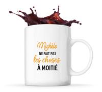 Otshirt Tasse Priscilla ne fait pas les choses a moitie - Mug avec Anse Coeur - Idée Cadeau Prénom Personnalisable Humour Anniversaire Fête Retraite Drôle Original Collègue