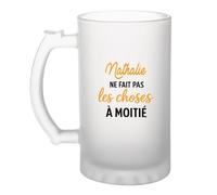 Otshirt Verre à Bière Nathalie ne fait pas les choses a moitie- Chope - Idée Verre à Bière Personnalisable Cadeau Anniversaire Camping Fête Original Famille Travail Départ Collègue Retraite Noël
