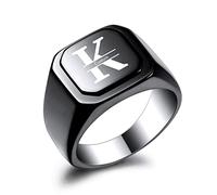 OTXIXTO Bague Initiale Lettre Chevalière pour Hommes Femmes Nom Personnalisé Gravé Acier Inoxydable Bijoux Fantaisie Mariage Couples Fête des Pères Cadeau avec Ajusteurs de Taille de Bague