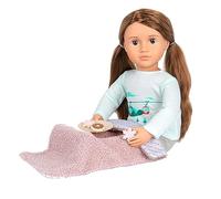 Our Generation - 45369 - Poupée Deluxe Sandy avec 2 Tenues, Robe d'hiver, Pyjama, Cheveux Marron, Yeux de Sommeil Marron, Mobile, 46 cm - à partir de 3 Ans - 45369