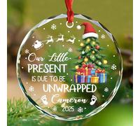 Our Little Present is Due to Be Unwrapped Décoration de Noël en verre, nom/date personnalisé, cadeau pour les nouveaux parents de maman, papa, décorations de sapin de Noël personnalisées