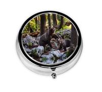 Ours Cette petite boîte à pilules ronde imprimée est un organisateur portable de pilules et de vitamines, parfait pour les poches, les sacs à main et les voyages.