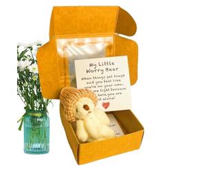 Ours en peluche dans une boîte en carton
