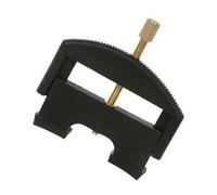 Outil pratique de technicien de violon avec surfaces crantées adaptées pour une rétention sécurisée des cordes lors de l'installation du chevalet