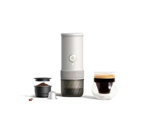 OutIn Mino Machine à Expresso Électrique Portable, Mini Cafetière de Camping de Voyage, Machine à Café Format Poche Auto-Chauffante, Compatible Café Moulu & Adaptateur Capsule NS pour Aventure