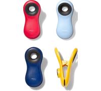 OXO Good Grips Clips magnétiques multi-usages, lot de 4, couleurs assorties | Mâchoire antidérapante, aimant puissant au dos, trou de suspension pratique, nettoyage d’un coup d’éponge