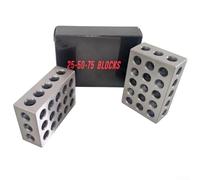 Paire de blocs en acier moulus assortis 25, 50, 75 mm, conçus pour une disposition et une configuration précises dans les ateliers de travail des métaux