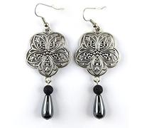 Paire de Boucles d’Oreilles en Alliage Argenté en Forme de Fleur Ouvragée avec Pendant en Hématite et Pierre de Lave Naturelle. Alliance des Noirs Brillant et Mat qui se mettent en Valeur l'un l'autre