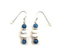 Paire de boucles d’oreilles pendantes avec 2 perles boutons en howlite mate de 8X3 mm, et 2 perles de 6/6,5 mm en pierres. Montage sur crochets américains en argent 925 RHODIE, (APATITE BLEUE)