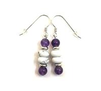 Paire de boucles d’oreilles pendantes avec 2 perles boutons en howlite mate de 8X3 mm, et 2 perles de 6/6,5 mm en pierres. Montage sur crochets américains en argent 925 RHODIE, (AMETHYSTE)