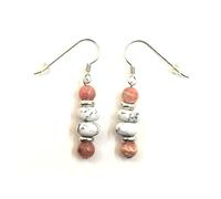Paire de boucles d’oreilles pendantes avec 2 perles boutons en howlite mate de 8X3 mm, et 2 perles de 6/6,5 mm en pierres. Montage sur crochets américains en argent 925 RHODIE, (RHODOCHROSITE)