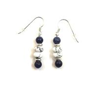 Paire de boucles d’oreilles pendantes avec 2 perles boutons en howlite mate de 8X3 mm, et 2 perles de 6/6,5 mm en pierres. Montage sur crochets américains en argent 925 RHODIE, (SODALITE)