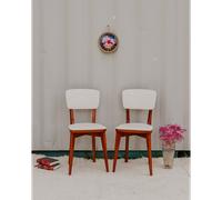 Paire de chaises en bois rouge et skaï blanc n°1546