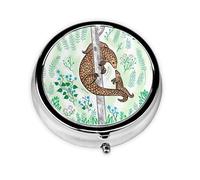 Pangolin Parenting Print Cette petite boîte à pilules ronde est un organisateur de médicaments de voyage portable avec trois compartiments pour ranger les médicaments quotidiens.