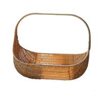 Panier en rotin tressé à la main pour pain et fruits dans un cadre rustique