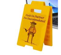 Panneau d'avertissement « Hold On, Partner, I'm Overstimulated », design imprimé en 3D, panneau amusant de bureau, cadeau amusant pour bureau, mini décoration de bureau pour collègues, employés