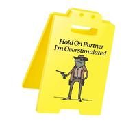 Panneau d'avertissement humoristique « Hold On Partner I'm Overstimulated » - Cadeau amusant pour collègue