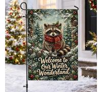 Panneau de bienvenue en forme de raton laveur - Drapeau de Noël - 30,5 x | Thème forêt d'hiver, drapeau de pelouse, écharpe rouge, branches de pin, baies de houx, pommes de pin