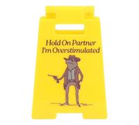 Panneau de bureau « Hold On I'm Overstimulated with Amusing Frog Cowboy Character For Expressing Overwhelm in Busy Workspaces » en plastique (S)