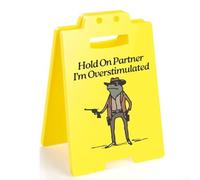 Panneau de bureau « Hold On I'm Overstimulated with Quirky Frog Cowboy » pour décoration de bureau amusante et expressions de jour de travail fiables (L)