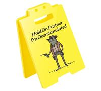 Panneau de bureau « Hold On Partner I'm Overstimulated » - Cadeau amusant - Cadeau humoristique pour le bureau - Avertissement pour soulager le stress