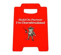 Panneau de bureau humoristique avec inscription « Hold on Partner I'M Overstimulated » - Gadgets pour la maison, les vacances, le travail, les employés, les coéquipiers, les conseillers, les collègues