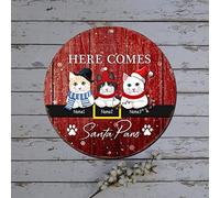 Panneau de camion rouge de Noël personnalisé avec nom de chat « Here Comes Santa Paw » - Plaque ronde en métal rouge - Motif à carreaux de buffle - Décoration de Noël rétro - Plaque en métal pour