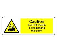 Panneau de sécurité autocollant « Caution Fork Lift Trucks In Use Beyond This Point » (450 mm x 150 mm) Distance de vision à moins de 7 m.