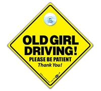 Panneau de voiture « Old Girl Driving Please Be Patient », « Old Lady Driver », « Blague » pour voiture, panneau de voiture amusant pour personnes âgées, jaune et noir super lumineux, 14 cm x 14 cm