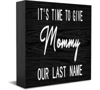 Panneau décoratif amusant en bois avec inscription « It'S Time To Give Mommy Our Last Name » - Décoration de maison ou de bureau - Style rustique - Carré - 12,7 x 12,7 cm