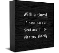 Panneau décoratif amusant en bois avec inscription « With A Guest Have A Seat And I'Ll Be With You Shortly » - Décoration de bureau rustique - 12,7 x 12,7 cm