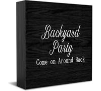 Panneau décoratif amusant en bois « Backyard Party Come On Around Back » - Décoration de maison ou de bureau - Style rustique - Carré - Pour étagère - 12,7 x 12,7 cm