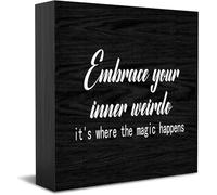 Panneau décoratif amusant en bois « Embrace Your Inner Weirdo It'S Where The Magic Happens » - Décoration de bureau rustique - 12,7 x 12,7 cm