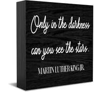 Panneau décoratif en bois « Only In The Darkness Can You See The Stars » - Décoration de bureau - Accessoires de bureau - Plaque en bois pour meuble TV, étagère 12,7 x 12,7 cm