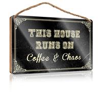 Panneau d'hiver en bois pour porte d'entrée « This House Runs On Coffee And Chaos » - Décoration murale pour chambre de garçon (23 x 35 cm)