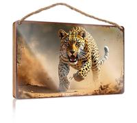 Panneau en bois à suspendre avec motif léopard en action : un chat sauvage puissant à travers la terre poussiéreuse, panneau décoratif amusant pour la maison, cadeaux de jardin (23 x 35 cm)