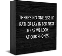 Panneau en bois avec inscription « There 'S No One Else I'D Rather Lay In Bed Next To As We Look At Our Phones » - Idée cadeau rustique - Décoration de bureau - 12,7 x 12,7 cm