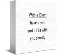 Panneau en bois rustique avec inscription « With A Client Have A Seat And I'Ll Be With You Shortly » - Idée cadeau rustique - Décoration de bureau - 12,7 x 12,7 cm