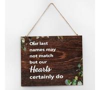 Panneau en bois vintage « Our Last Names May Not Match But Our Hearts Certainly Do Country » - Plaque en bois avec citation rustique - Décoration primitive pour salle à manger ou maison - 25,4 x 30,5