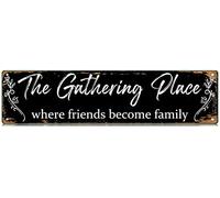 Panneau en métal fin « The Gathering Place Where Friends Become Family » - Décoration murale amusante pour ferme, maison, bar, garage, grotte d'homme - 40,6 x 10,2 cm
