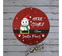 Panneau en métal « Merry Christmas » avec nom de chat personnalisé « Here Comes Santa Paw » - Plaque ronde en métal rouge - Décoration de Noël rustique - Décoration murale élégante pour salon, porte
