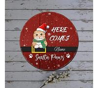 Panneau en métal rond avec nom de chat personnalisé « Here Comes Santa Paw » - Décoration de Noël - Couronne en métal de style shabby chic pour ferme, porche, magasin, décoration murale - 30,5 cm