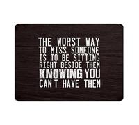 Panneau en métal tendance chic « The Worst Way to Miss Someone Is to Be Sitting Right » - Décoration de chambre pour homme - Plaque en métal pour salon et intérieur - Cadeau pour buanderie - 25,4 x