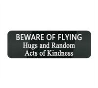 Panneau en plastique acrylique avec inscription « Beware of Flying Hugs and Random Acts of Kindness » - 25,4 x 7,6 cm - Design élégant et proéminent - Parfait pour la maison, le bureau, les portes