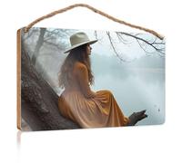 Panneau mural amusant pour salle de bain avec inscription « A Woman In An Orange Dress Sits On A Tree Branch By A Serene Lake Wooded » - Décoration murale pour la maison (20 x 30 cm)