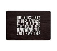 Panneaux en métal à suspendre « The Worst Way to Miss Someone Is to Be Sitting Right » - Décorations murales pour garage, salon, clôture, jardin, poster d'art - Cadeau pour l'extérieur - 30,5 x 45,7