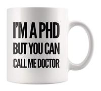 Panvola 'I'm A PhD But You Can Call Me Doctor ' Cadeaux de remise des diplômes de doctorat - Tasse à café 325 ml - Cadeaux d'appréciation du médecin à la retraite - Tasse de nouveau médecin