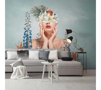 Papier Peint Extravagant Avec Motif De Fleurs Et De Femmes Sur Un Fond Discret