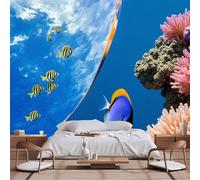 Papier peint mural de taille personnalisable, mélange de ciel sous-marin surréaliste - Poisson d'ange bleu et récif de corail avec poisson rayé jaune, papier peint autocollant en tissu pour salon